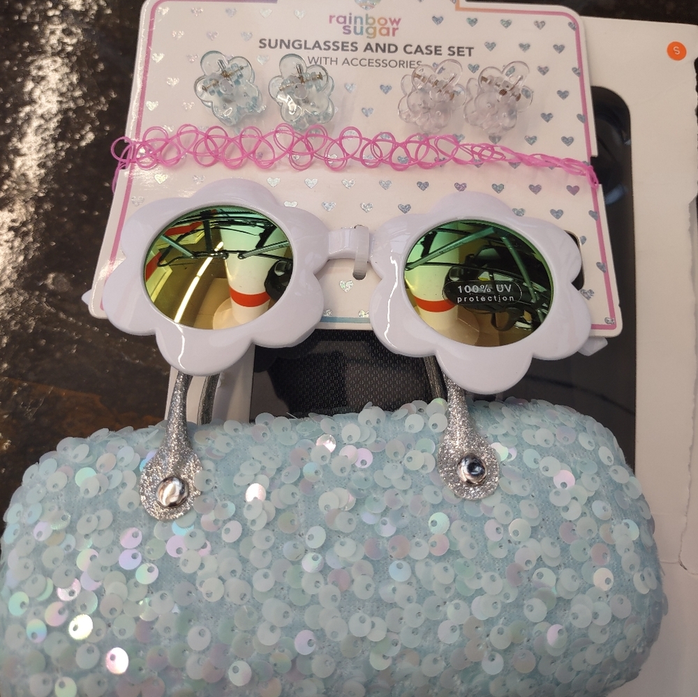 Kids sunglass with carrying case and accessories